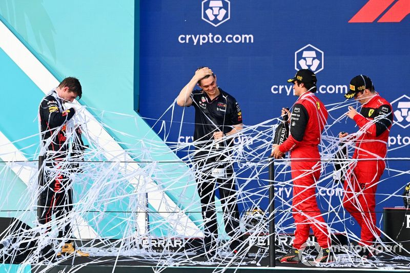 Charles Leclerc, Ferrari, 2º posición, el miembro del equipo Red Bull Racing, Max Verstappen, Red Bull Racing, 1º posición, Carlos Sainz, Ferrari, 3º posición, celebran en el podio