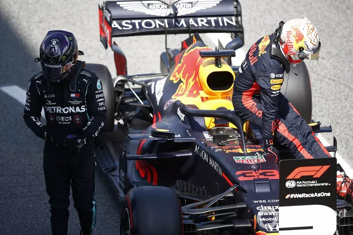 Ganador de la pole Lewis Hamilton, Mercedes-AMG Petronas F1, y el tercero Max Verstappen, Red Bull Racing 