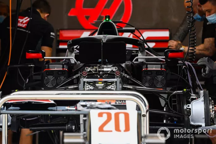 Los mecánicos de Haas trabajan en el coche