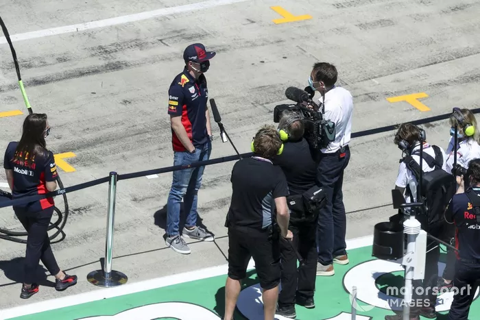 Max Verstappen, de Red Bull Racing, es entrevistado antes de la carrera