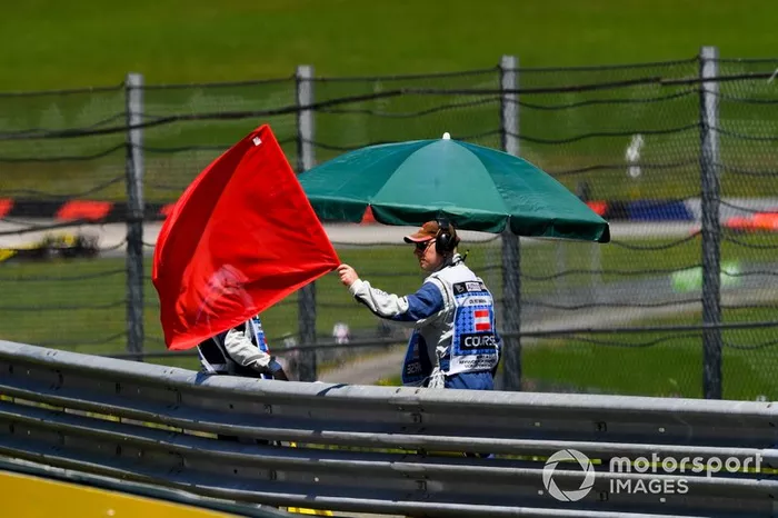 Comisarios agitan la bandera roja en la FP1 del GP de Austria