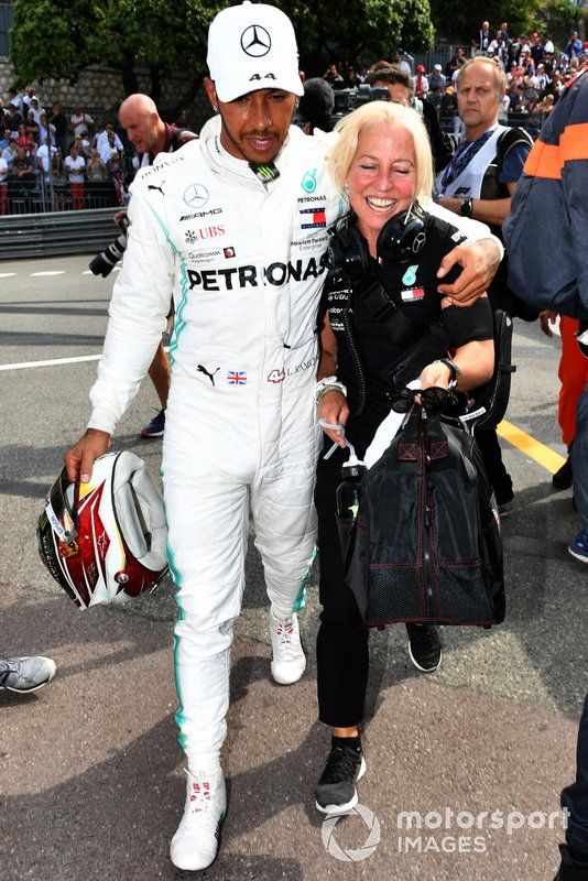 Lewis Hamilton, Mercedes AMG F1, con Angela Cullen, fisio de Mercedes AMG