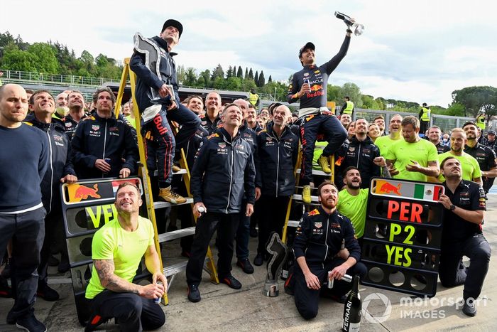 Max Verstappen, Red Bull Racing, 1ª posición, Christian Horner, director del equipo, Red Bull Racing, Sergio Pérez, Red Bull Racing, 2ª posición, el equipo Red Bull celebra tras la carrera