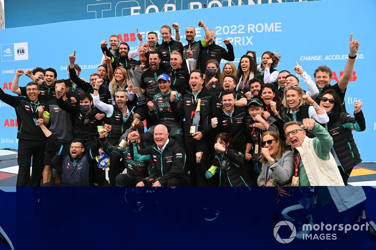 Race winner Mitch Evans, Jaguar Racing celebrates with his team