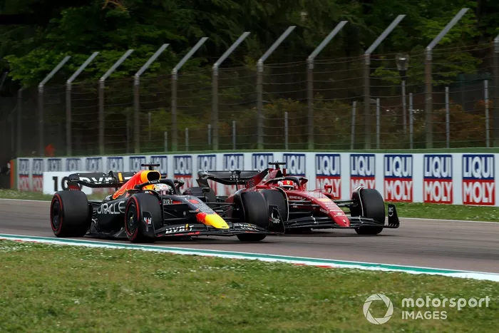 Max Verstappen, Red Bull Racing RB18, adelantando a Charles Leclerc, Ferrari F1-75, por el liderato