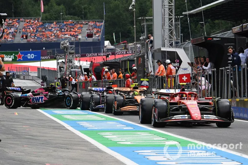 Carlos Sainz, Ferrari SF-24, Lando Norris, McLaren MCL38, Esteban Ocon, Alpine A524, dans la file d'attente pour quitter les stands.