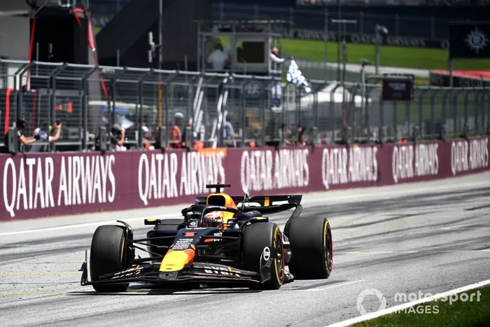Max Verstappen, Red Bull Racing RB20, 1ª posición, toma la bandera a cuadros