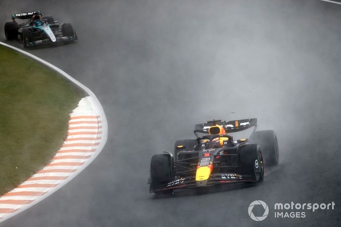 Max Verstappen, Red Bull Racing RB20, George Russell, Mercedes F1 W15 