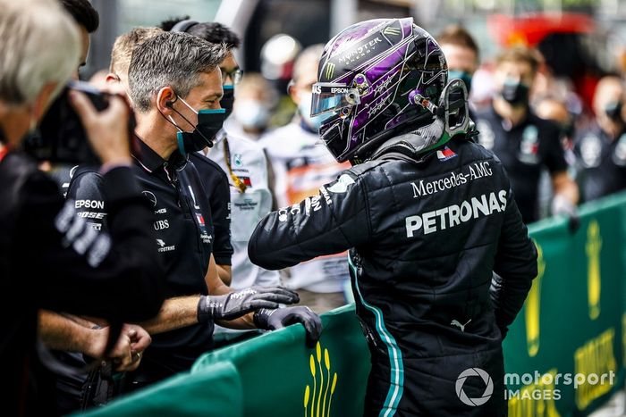 Ganador de la pole Lewis Hamilton, Mercedes-AMG F1 celebra en Parc Ferme 