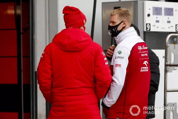 Mick Schumacher, Alfa Romeo Racing, con Sebastian Vettel, Ferrari