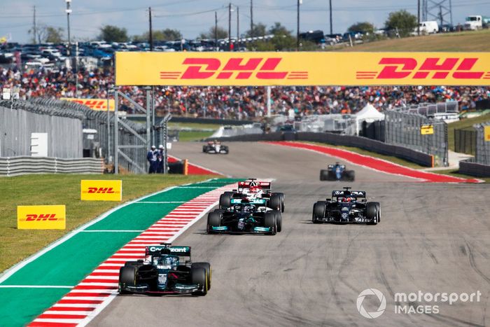 Lance Stroll, Aston Martin AMR21, Lewis Hamilton, Mercedes W12, y Yuki Tsunoda, AlphaTauri AT02