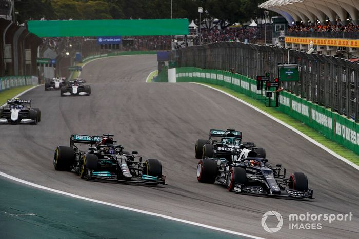 Yuki Tsunoda, AlphaTauri AT02, Lewis Hamilton, Mercedes W12, y Lance Stroll, Aston Martin AMR21