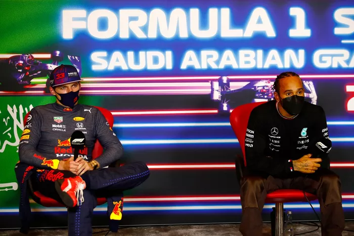 Max Verstappen, Red Bull Racing, 2ª posición, y Lewis Hamilton, Mercedes, 1ª posición, en rueda de prensa 