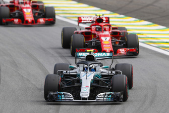 Valtteri Bottas, Mercedes AMG F1 W09 EQ Power+, precede Kimi Raikkonen, Ferrari SF71H, e Sebastian Vettel, Ferrari SF71H