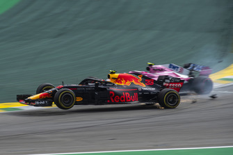 Le leader Max Verstappen, Red Bull Racing RB14 percute Esteban Ocon, Racing Point Force India VJM11