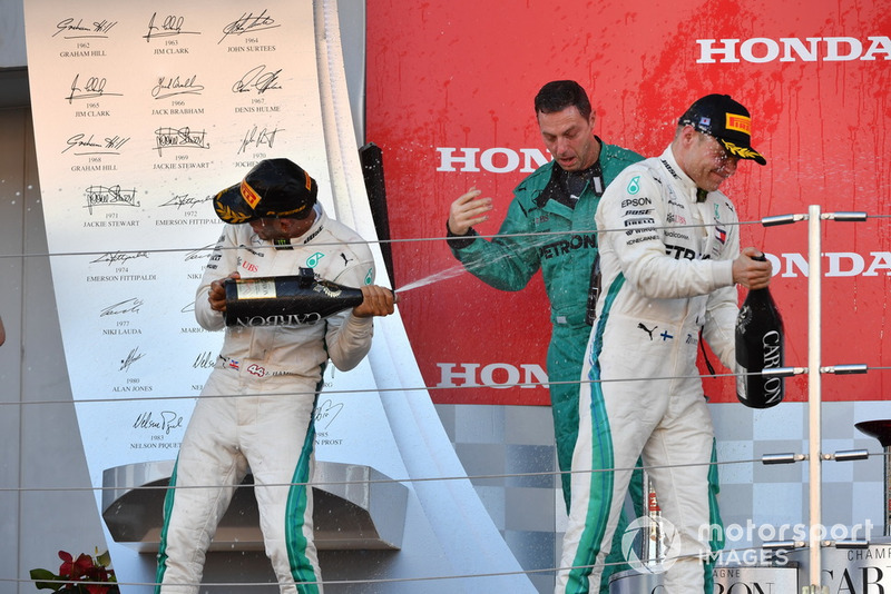 Lewis Hamilton, Mercedes AMG F1, Matt Deane, Chief Mechanic Mercedes AMG F1 e Valtteri Bottas, Mercedes AMG F, sul podio con lo champagne