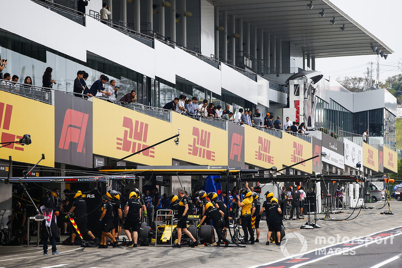 Nico Hulkenberg, Renault Sport F1 Team R.S. 18, dans les stands