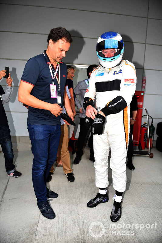 Mika Häkkinen pilote la McLaren MP4/13 à Suzuka