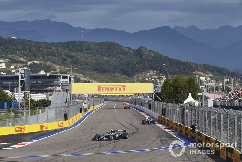 Valtteri Bottas, Mercedes AMG F1, lidera a Lewis Hamilton, Mercedes AMG F1