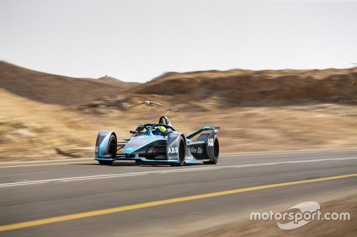 Felipe Massa con el Gen2 ABB FIA Formula E frente al halcón