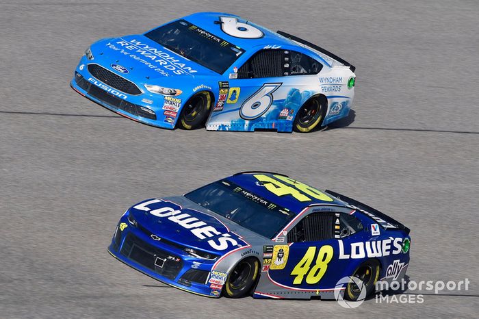 Jimmie Johnson, Hendrick Motorsports, Chevrolet Camaro Lowe's Rookie Throwback and Matt Kenseth, Roush Fenway Racing, Ford Fusion Wyndham Rewards