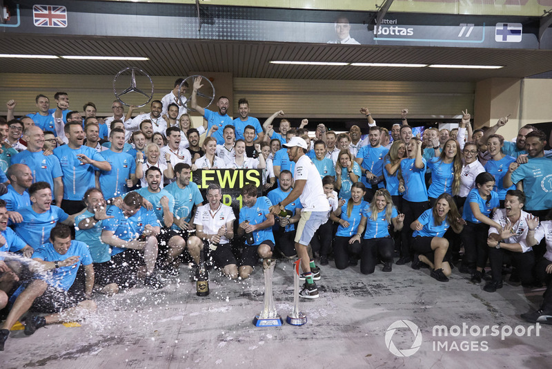 Das Team: Mercedes hat - neben Ferrari - die größten Ressourcen, das meiste Geld und mit die besten Ingenieure der Formel 1. Selbst als 2017 ein neues Reglement eingeführt wurde, behauptete sich das Team an der Spitze. Mercedes ist stark genug, das 2019 noch einmal zu schaffen.
