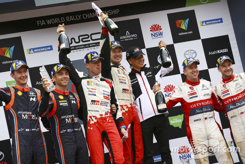 Jari-Matti Latvala, Miikka Anttila, Toyota Gazoo Racing, nummer twee Hayden Paddon, Sebastian Marshall, Hyundai Motorsport, nummer drie Mads Ostberg, Torstein Eriksen, Citroën World Rally Team