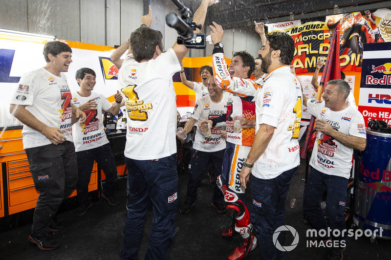 Чемпіон світу MotoGP 2018 року Марк Маркес, Repsol Honda Team, зі своєю командою