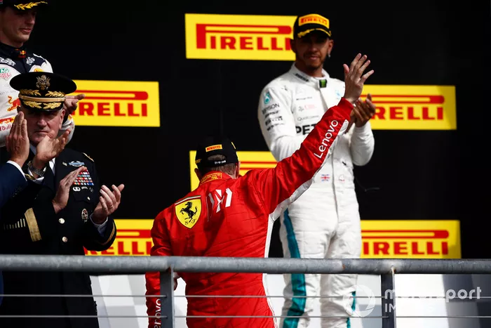 Podio: ganador de la carrera Kimi Raikkonen, Ferrari y tercer lugar Lewis Hamilton, Mercedes AMG F1