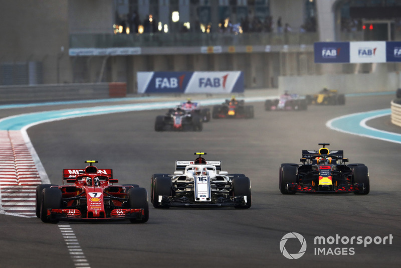 Kimi Raikkonen, Ferrari SF71H, Charles Leclerc, Sauber C37, and Daniel Ricciardo, Red Bull Racing RB14, battle at the start of the race