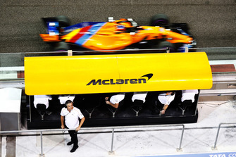 Gil de Ferran, directeur sportif de McLaren, regarde la voie des stands alors que Fernando Alonso, McLaren MCL33, passe en piste