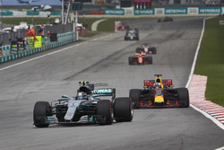 Valtteri Bottas, Mercedes AMG F1 W08, Daniel Ricciardo, Red Bull Racing RB13