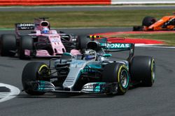 Valtteri Bottas, Mercedes AMG F1 W08, Sergio Perez, Sahara Force India F1 VJM10