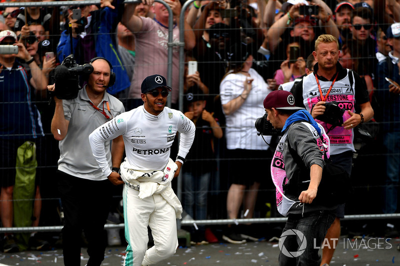 Race winner Lewis Hamilton, Mercedes AMG F1 celebrates with the fans