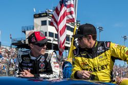 Kevin Harvick, Stewart-Haas Racing Chevrolet, Carl Edwards, Joe Gibbs Racing Toyota