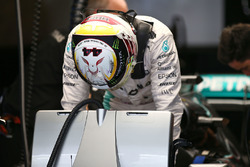 Льюїс Хемілтон, Mercedes AMG F1 W07 Hybrid із відзнакою данини Акі Хінтса на його шоломі