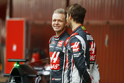 Kevin Magnussen, Haas F1 Team, parle à Romain Grosjean, Haas F1 Team