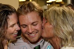 Nico Rosberg, Mercedes AMG F1, fête son titre mondial avec sa femme Vivian Rosberg et sa mère Sina Rosberg