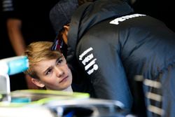 Lewis Hamilton, Mercedes AMG F1, con el piloto Billy Monger