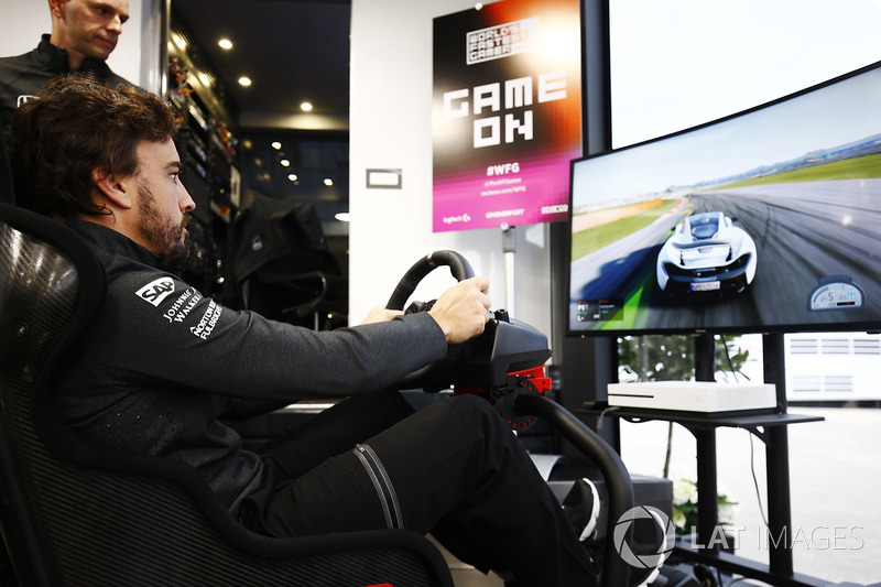 Фернандо Алонсо, McLaren, на симуляторі
