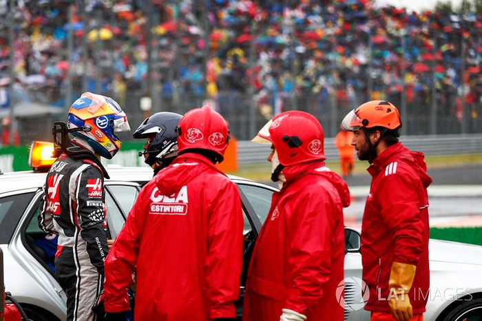 Romain Grosjean, Haas F1 Team VF-17, el equipo médico tras su accidente