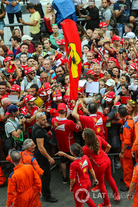 Kimi Raikkonen, Ferrari signs autographs for the fans on the pitlane walkabout