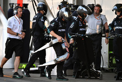 Meccanici Mercedes AMG F1 sostituiscono la protezione per la testa a Lewis Hamilton, Mercedes AMG F1 W08