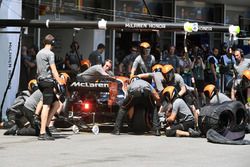 Fernando Alonso, McLaren MCL32 pit stop