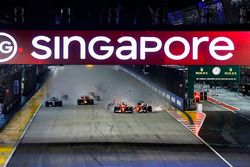  Sebastian Vettel, Ferrari SF70H, Max Verstappen, Red Bull Racing RB13, Kimi Raikkonen, Ferrari SF70H, collide at the start