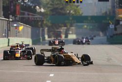 Nico Hulkenberg, Renault Sport F1 Team RS17, Daniel Ricciardo, Red Bull Racing RB13