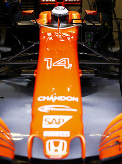 Fernando Alonso, McLaren, dans son cockpit, avec la visière baissée
