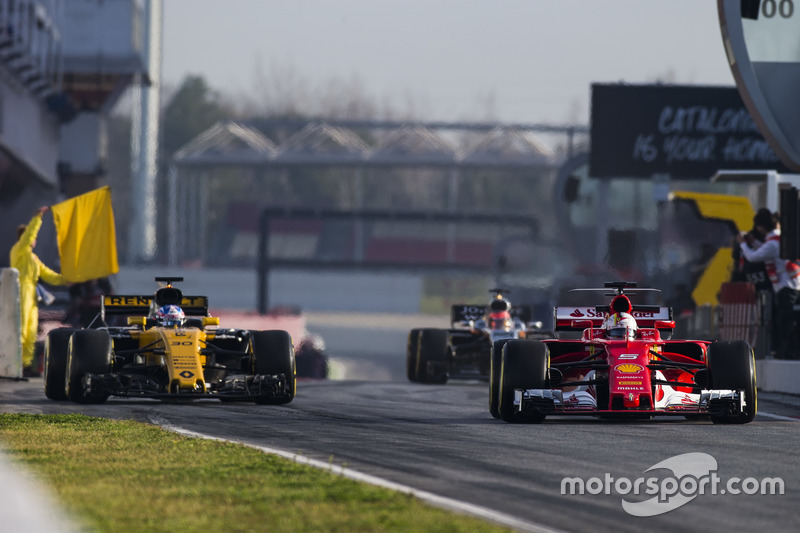 Sebastian Vettel, Ferrari SF70H, Jolyon Palmer, Renault Sport F1 Team RS17, Esteban Ocon, Force India VJM10