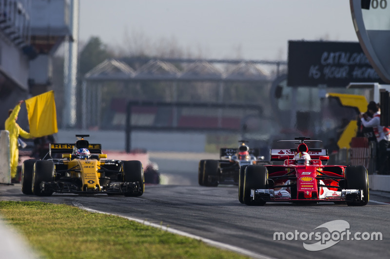 Sebastian Vettel, Ferrari SF70H, devant Jolyon Palmer, Renault Sport F1 Team RS17 et Esteban Ocon, Force India VJM10 out of the pit lane