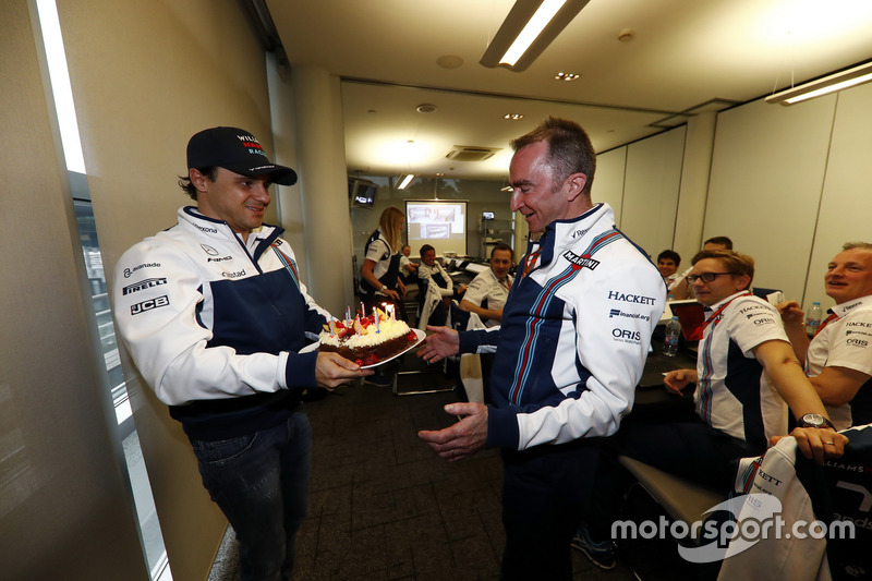 Felipe Massa, Williams, mit Geburtstagskuchen für Paddy Lowe, Williams Formula 1